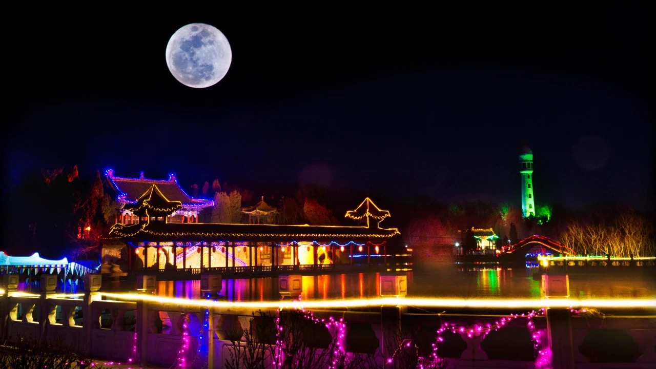 夜晚降臨，賈街上依然是人來人往，熙熙攘攘。