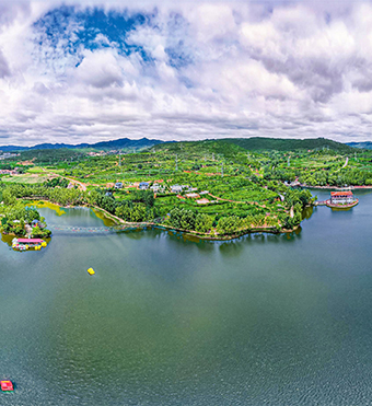 南河村臥龍灣康養小鎮，以“南河臥龍 禪靜康養”為主題，著力打造櫻花苑康養民宿、養生中草藥種植基地、太極廣場等項目，形成“一心五區”的總體布局?！耙恍摹币阅虾哟逡呀ǔ蓞^為核心，“五區”為森林氧吧區、鄉村體驗區、康養旅居區、禪靜康養區、大地景觀區。憑著良好的生態和便利的交通，臥龍灣成為了一處令人神往的世外桃源?！罢嫔秸嫠嫘郧?，原汁原味原生態?！眮碜院幽相嵵莸囊晃挥慰团R場“賦詩”，引得一片叫好點贊。