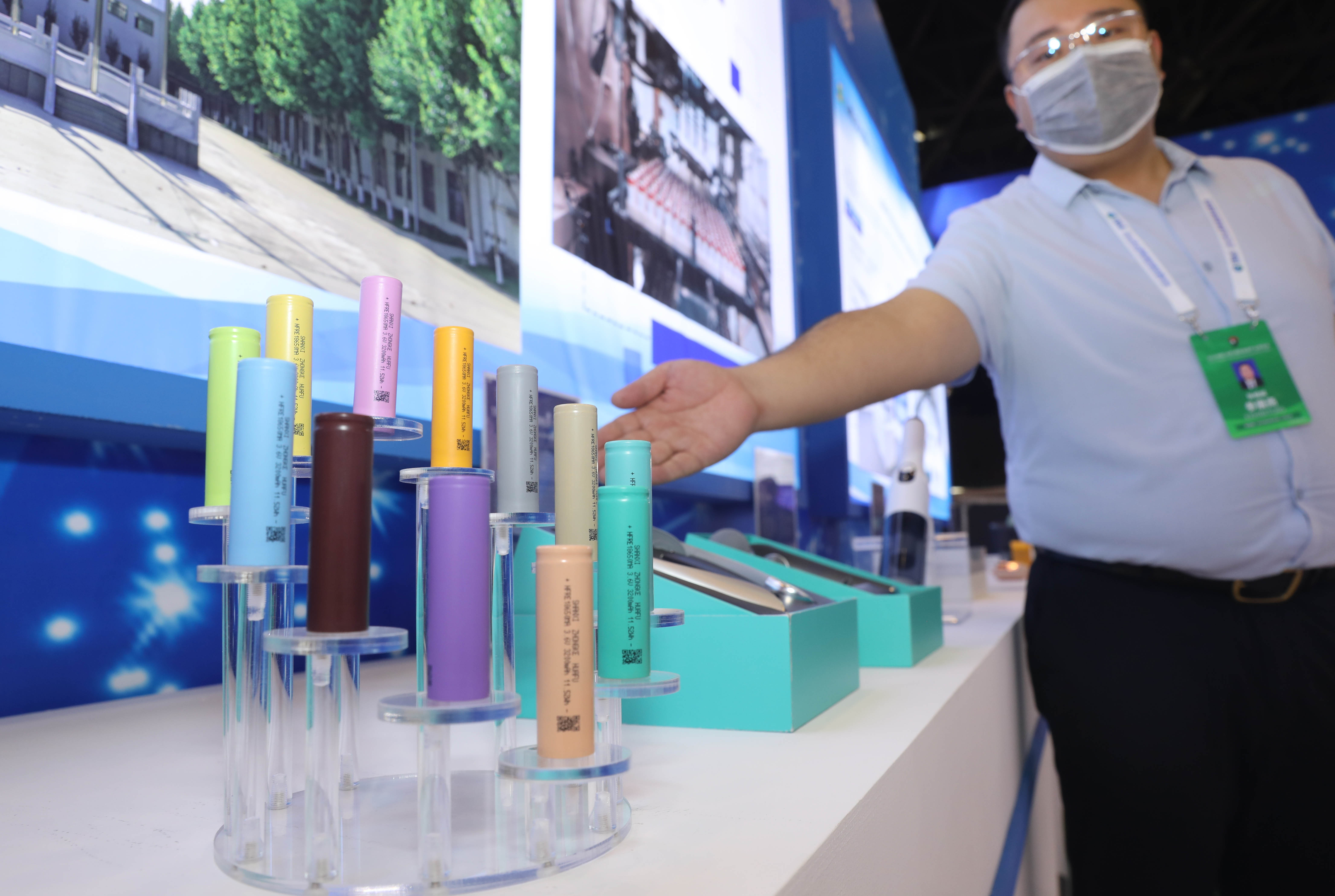 新型三元鋰電池。