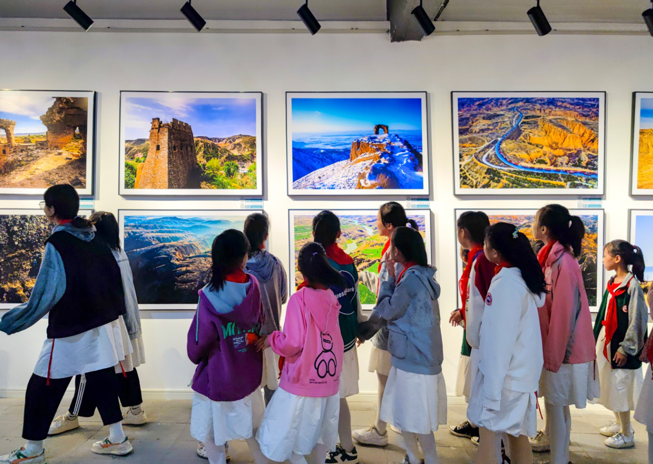 10月1日，《長城我的家》中國十五省長城·農民攝影作品聯展在山西省汾陽市“賈家莊鄉村藝術館”首展。 據介紹，本次展覽共收集到十五省長城農民攝影師優秀作品573幅，最終經過評選有19位攝影師作品入選，其中有80 歲高齡的北京順義區河南村農民王雍老先生。他們生在長城下，長在長城下，用相機記錄長城，定格家鄉長城的壯美；他們是長城的守望者、保衛者，也是文化宣傳者、代言人。 長城是中華民族的象征，凝聚著我們祖先的血汗和智慧。作品聯展的成功舉辦，將激發更多的人宣傳長城文化，保護長城。（楊曉勇）