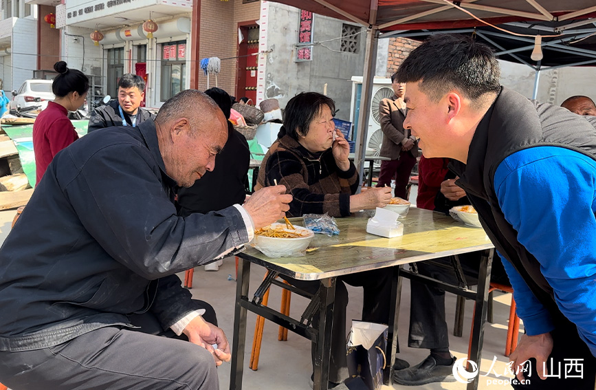 劉俊宏送面給老人品嘗。人民網 董童攝