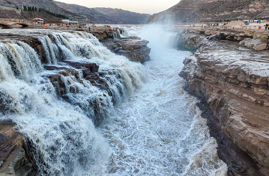湍流噴瀉 白浪滔天 初冬壺口瀑布壯美如畫