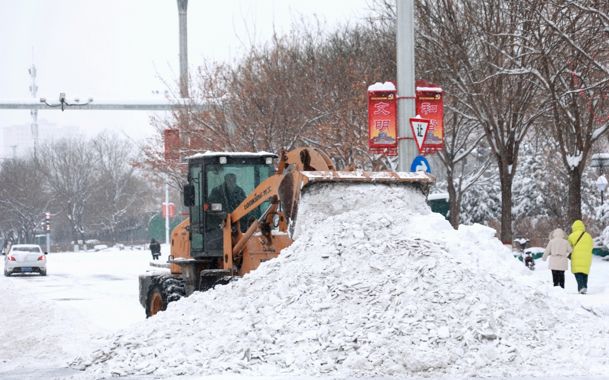 忻州市大型機械在清雪。張存良攝