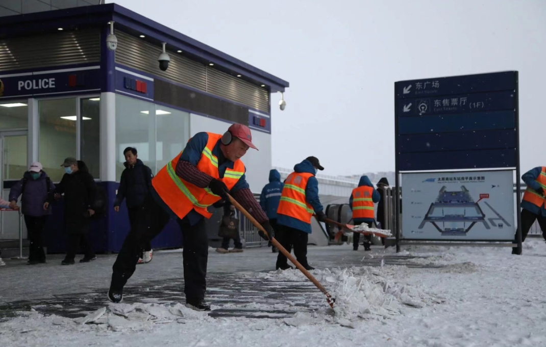 太原南站東進站口環衛工人在鏟雪。人民網記者 王帆攝