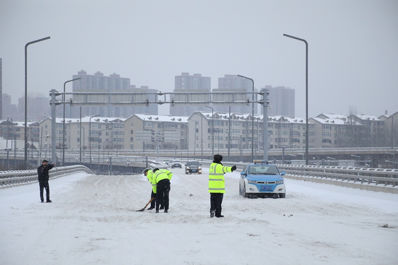 2月21日早晨，交警在太原南站附近指揮交通。王帆攝