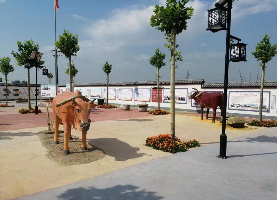 秦壁村農耕文化廣場新貌街道整潔有序、綠化環繞，農村富裕帶動著鄉村美麗、村風文明、文明和諧。