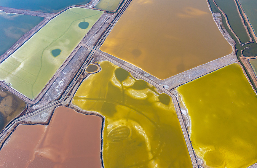 冬日鹽湖美如畫
千年鹽湖在寒風吹拂下,水波蕩漾,景美如畫。