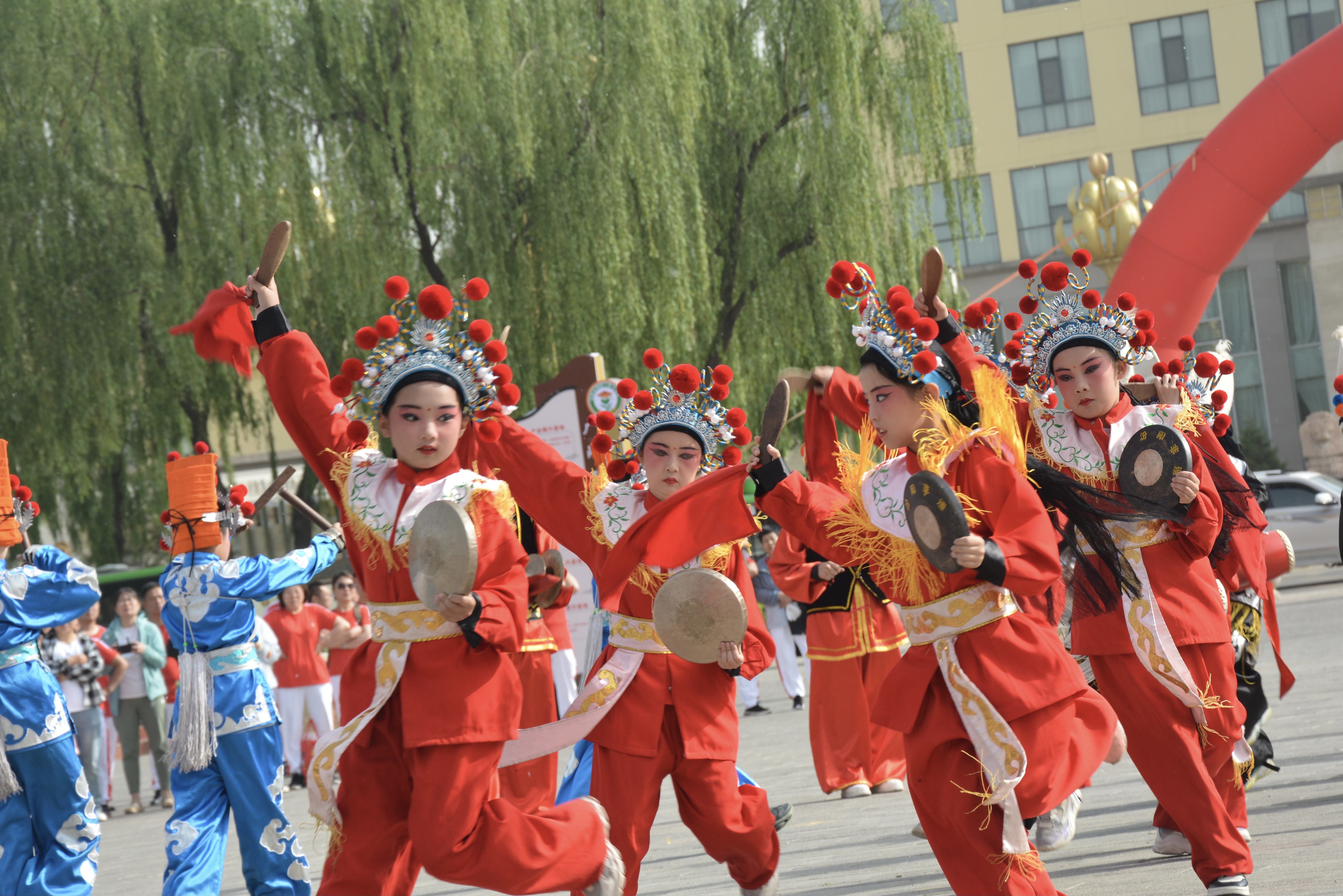 汾陽市禹門河小學參加國際酒博覽會開幕式表演
