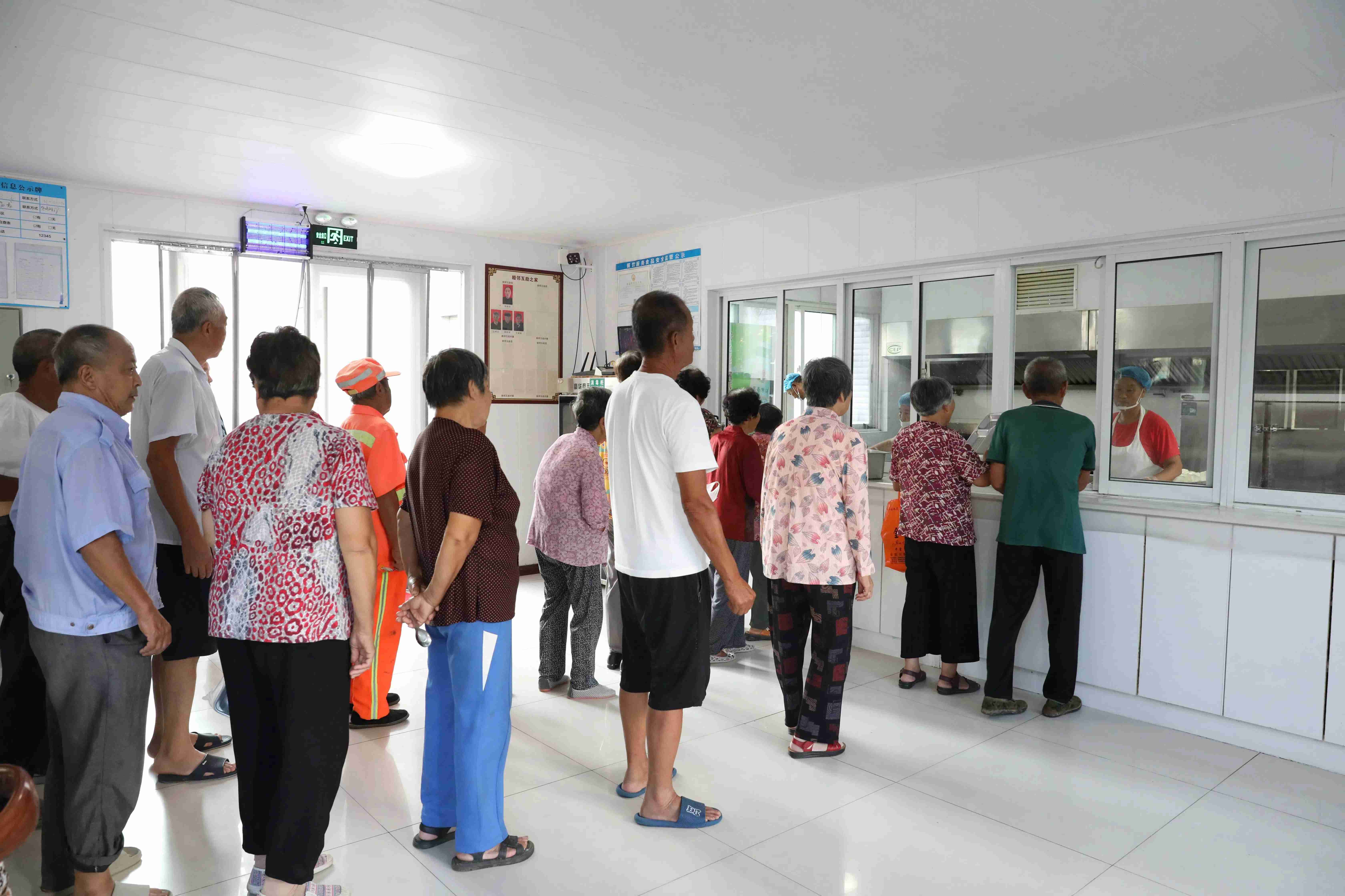 村民在幸福食堂排隊打飯。人民網記者 劉祺攝