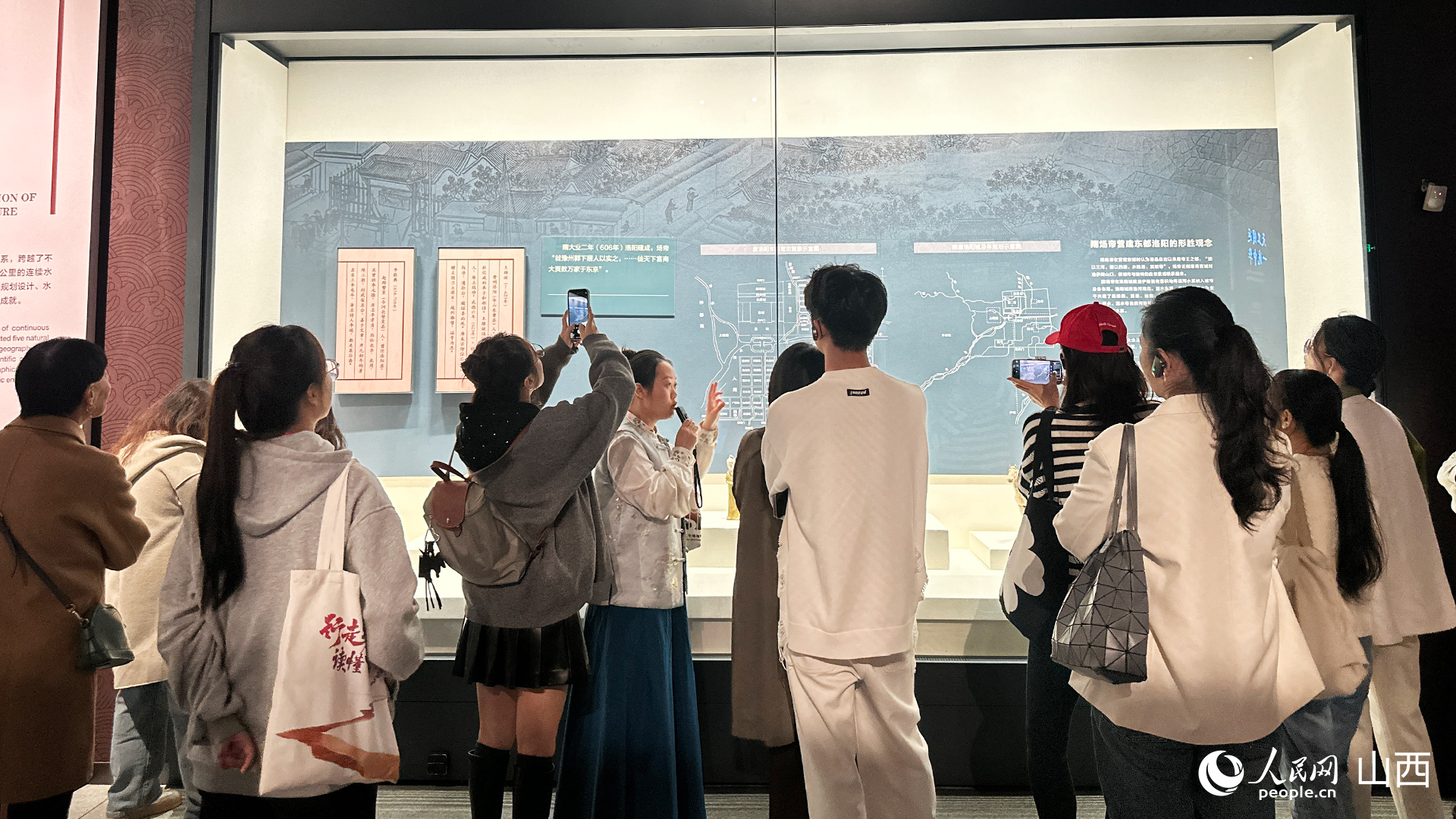 游客在隋唐大運河博物館內參觀。