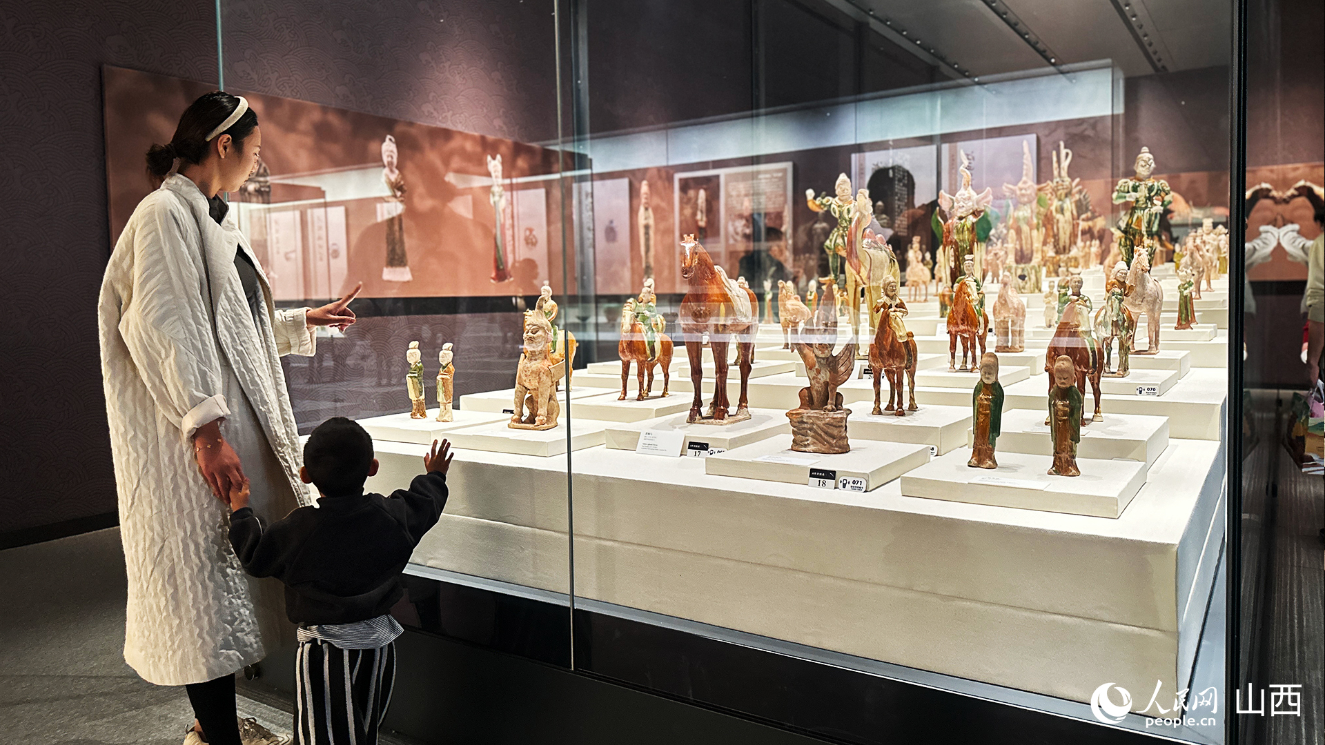 游客在隋唐大運河博物館內參觀。