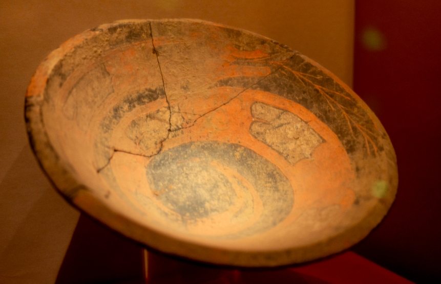 彩繪蟠龍紋陶盤，陶寺遺址核心文物之一。陶寺一共出土四件龍盤。盤曲如蛇，身體上見有鱗狀斑紋，口銜枝狀物。陶寺龍紋為探索中華民族龍圖騰的起源提供了重要線索。