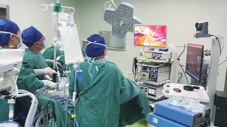 省級醫療機構專家依托“云上婦幼”遠程醫療平臺對介休市婦幼保健院醫護人員進行實時腹腔鏡手術指導。