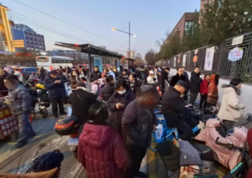 山大附小西出口外等待接學生的家長。人民網記者王晏如攝