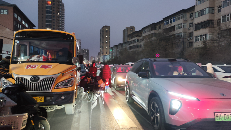 八一小學門前交通嚴重。人民網記者焦搏文攝