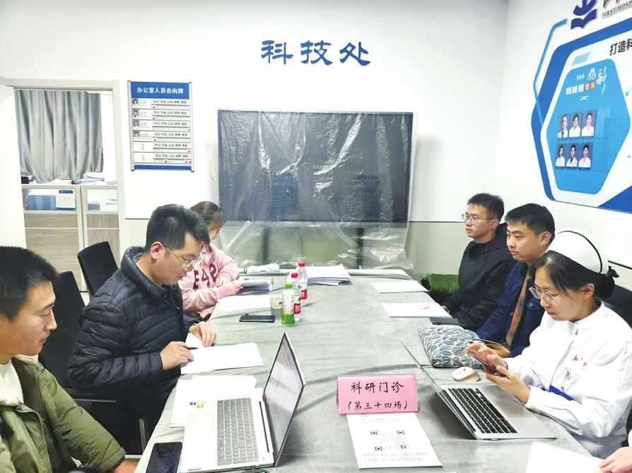 山西醫科大學第一醫院開設科研門診，邀請專家為本院科技工作者答疑解惑。
