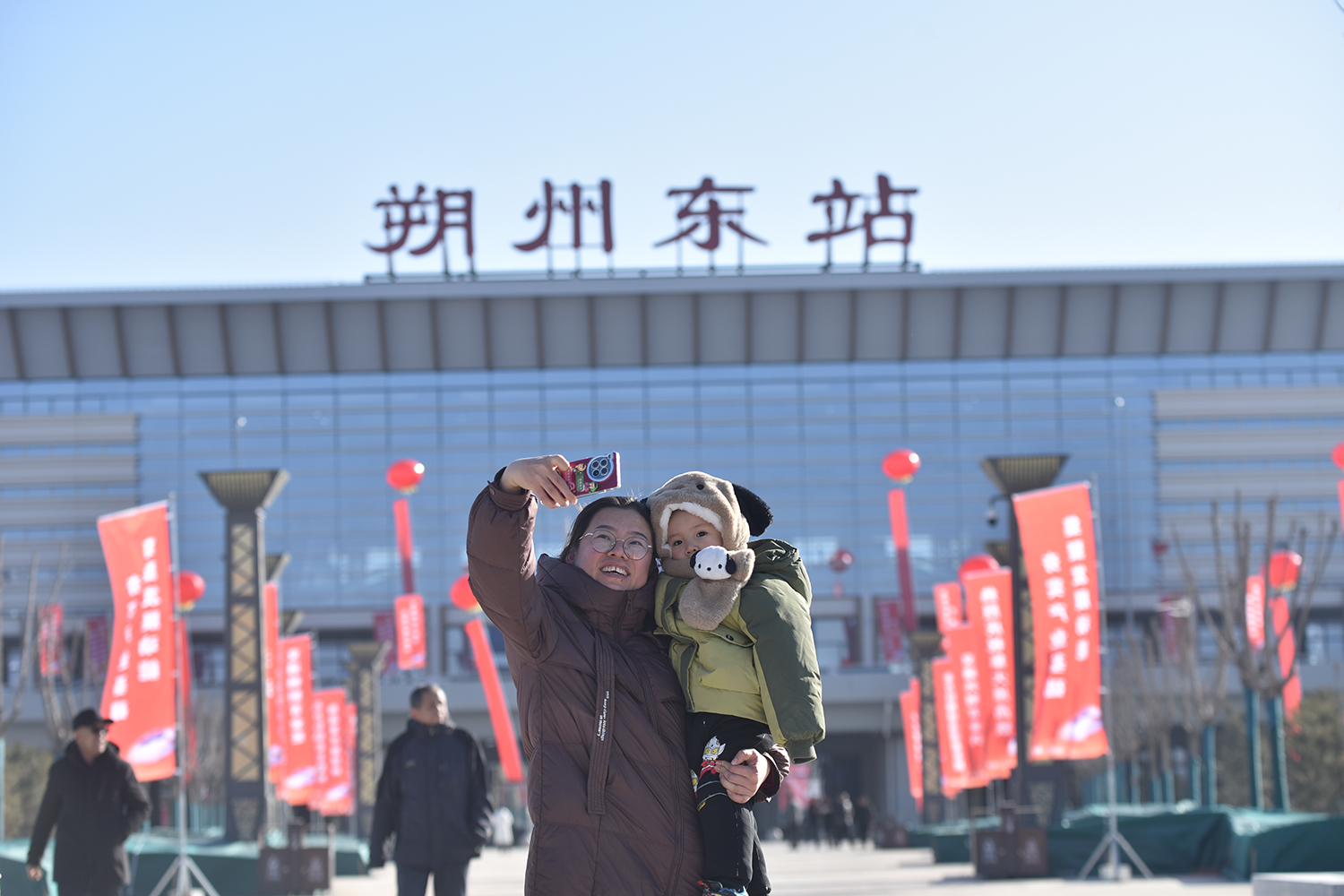 旅客在朔州東站拍照留念。張晉彤 攝