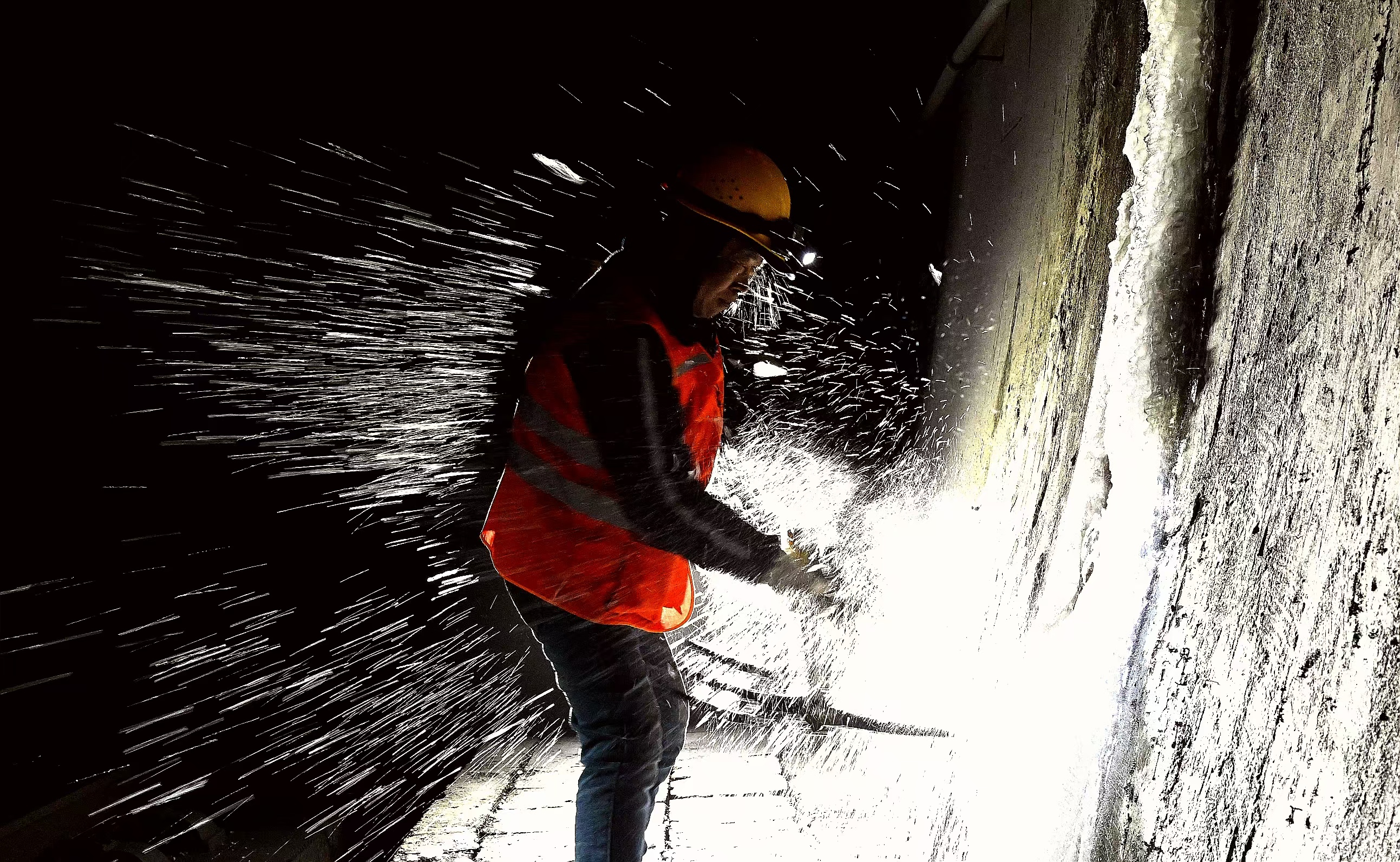 打冰隊員正在作業。崔明明 攝