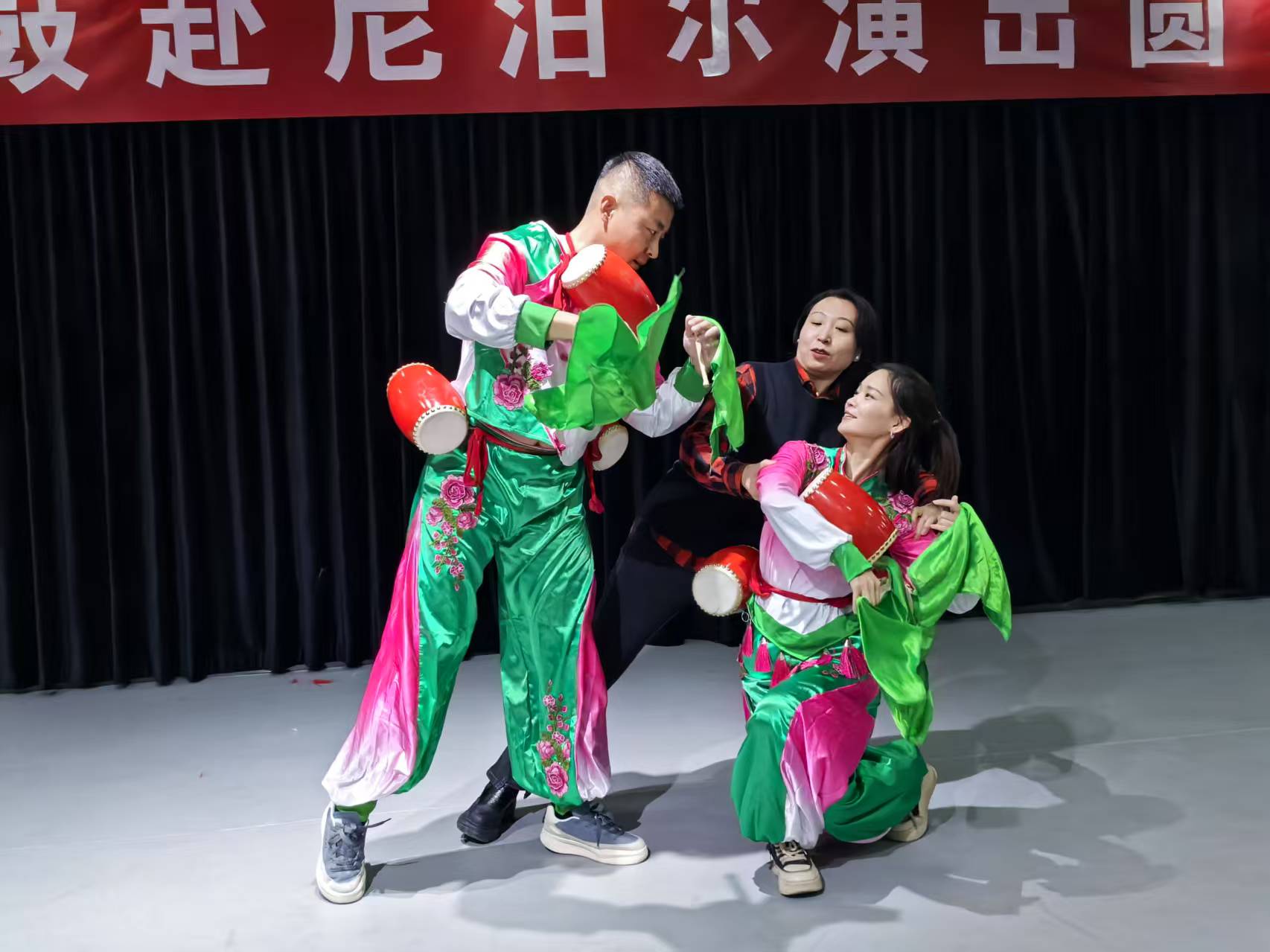 丁媛媛在指導鼓者動作。