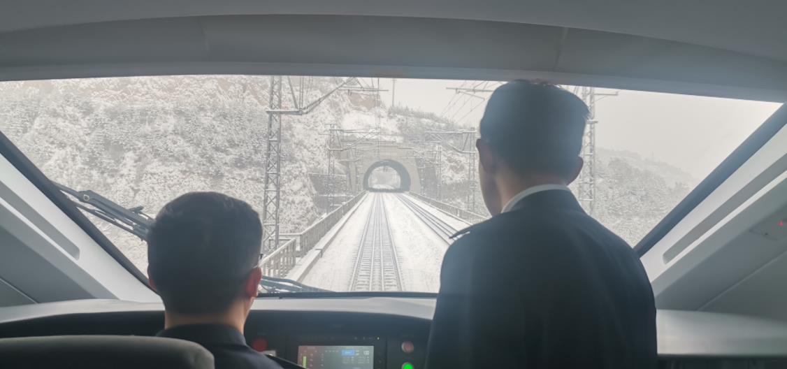 復興號冒雪在呂梁山中全速運行。