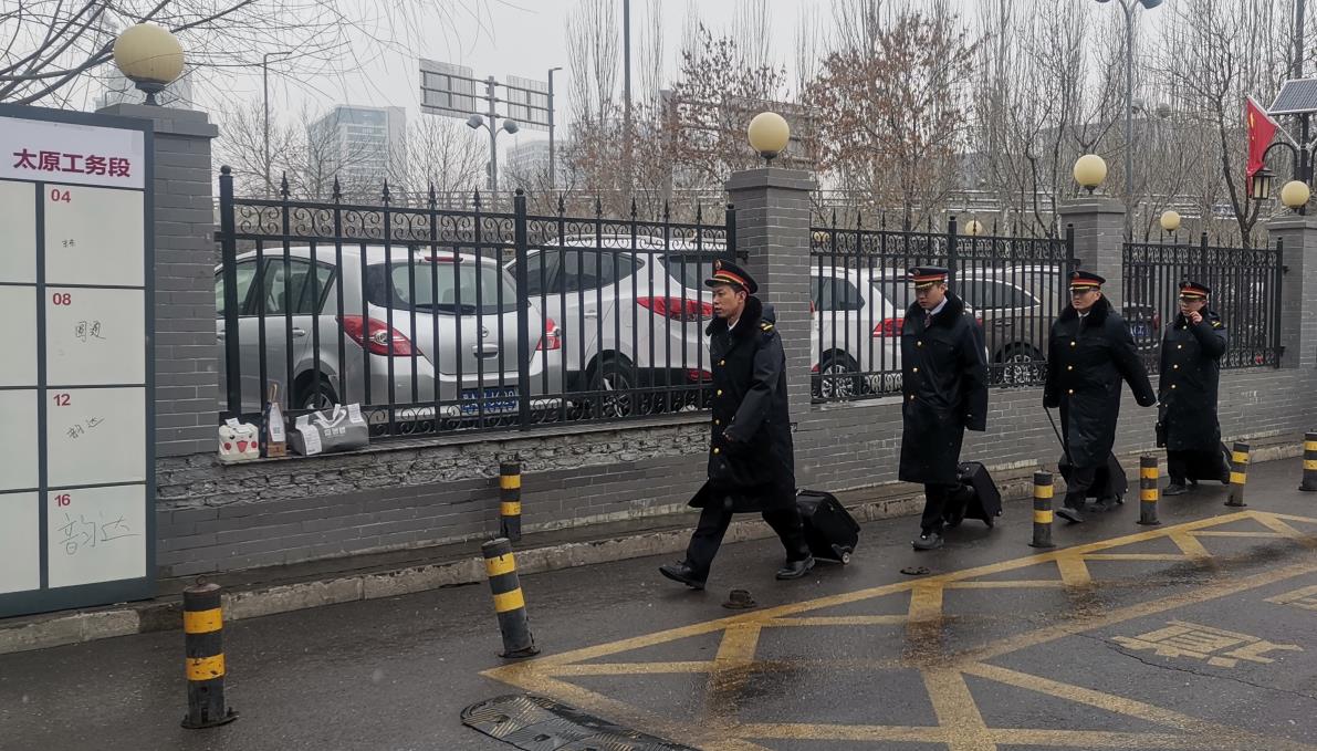 乘務組返回高鐵公寓途中。