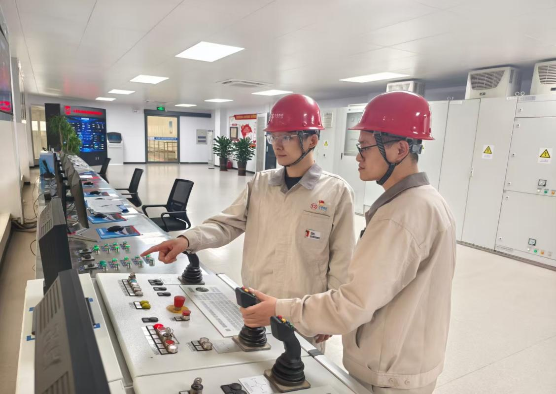 工作中的李永慶（左一）。人民網記者 趙芳攝