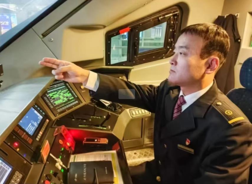 黃振山確認行車信號。張秋生 攝