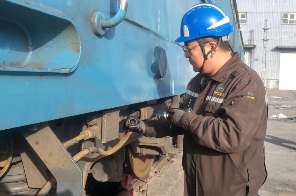 申涌增仔細檢查速度傳感器接線盒。張秋生 攝