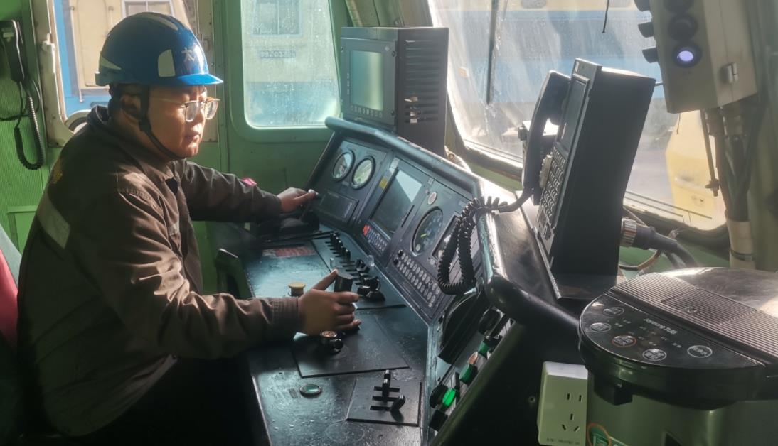 申涌增在司機室排查機車故障。張秋生 攝