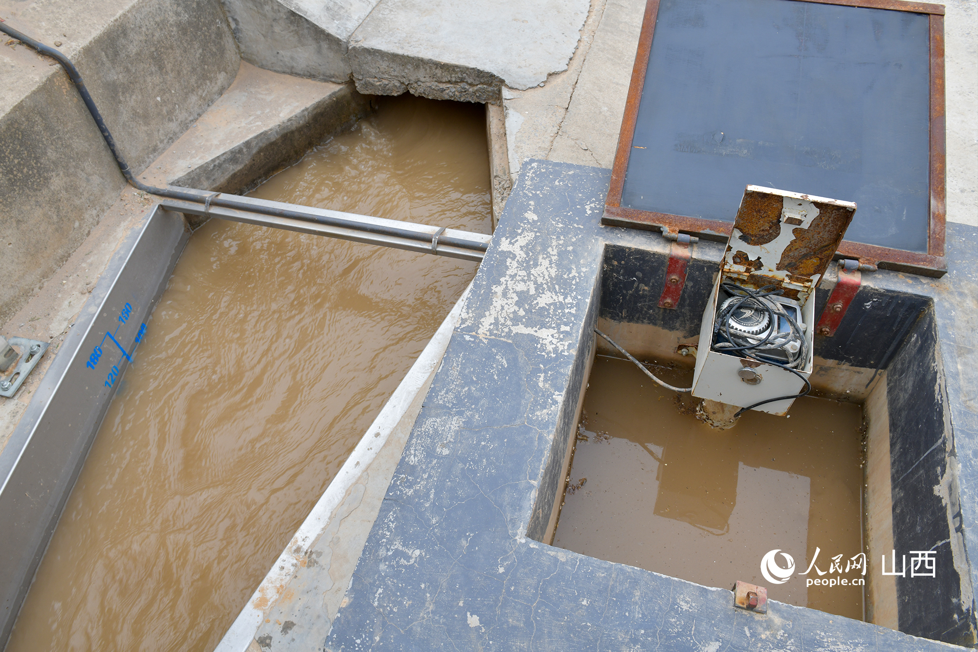 灌區渠口的計量設施。人民網記者 焦搏文攝