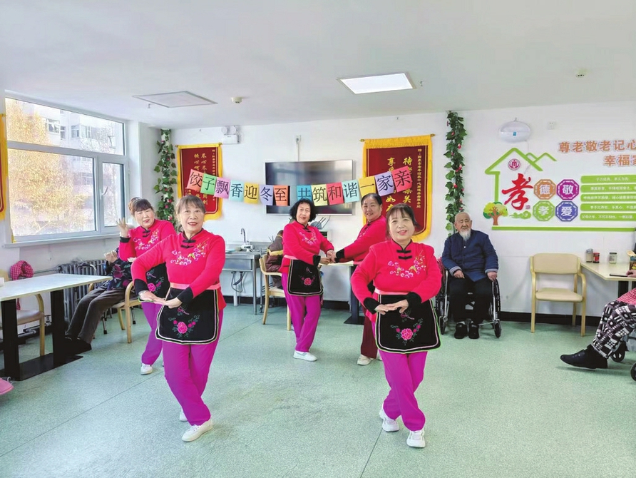 冬至時節，老人們吃上了噴香的餃子，還看上了精彩的節目。