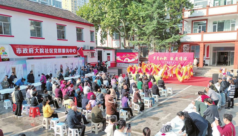 老人們歡聚一堂，觀書畫展、看舞蹈表演……度過難忘的一天。