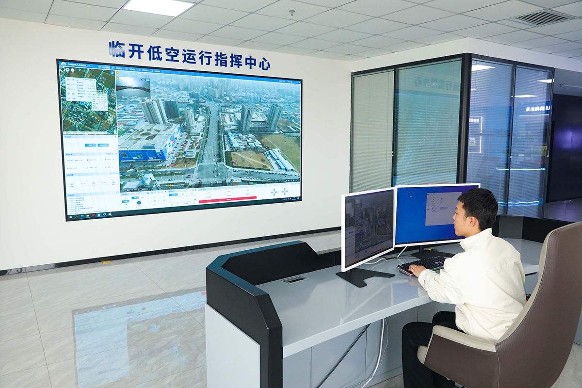 低空運行指揮中心實現了應急指揮和遠程調度。人民網記者王帆攝