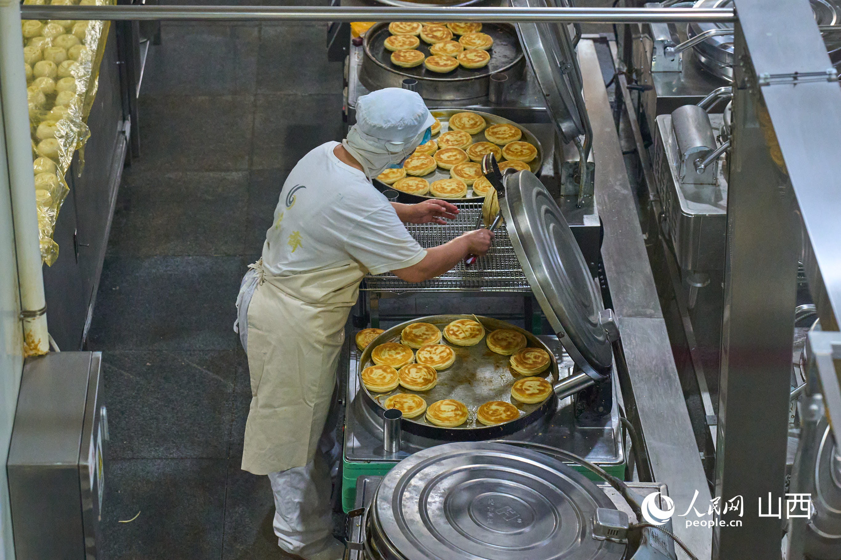 在參觀通道可以看見六味齋食品制作全過程。
