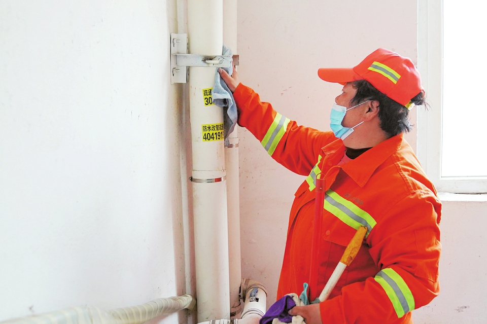 橋頭街道段西溝社區物業工作人員鏟除小廣告，為居民創造一個整潔優美、文明有序的社區環境。