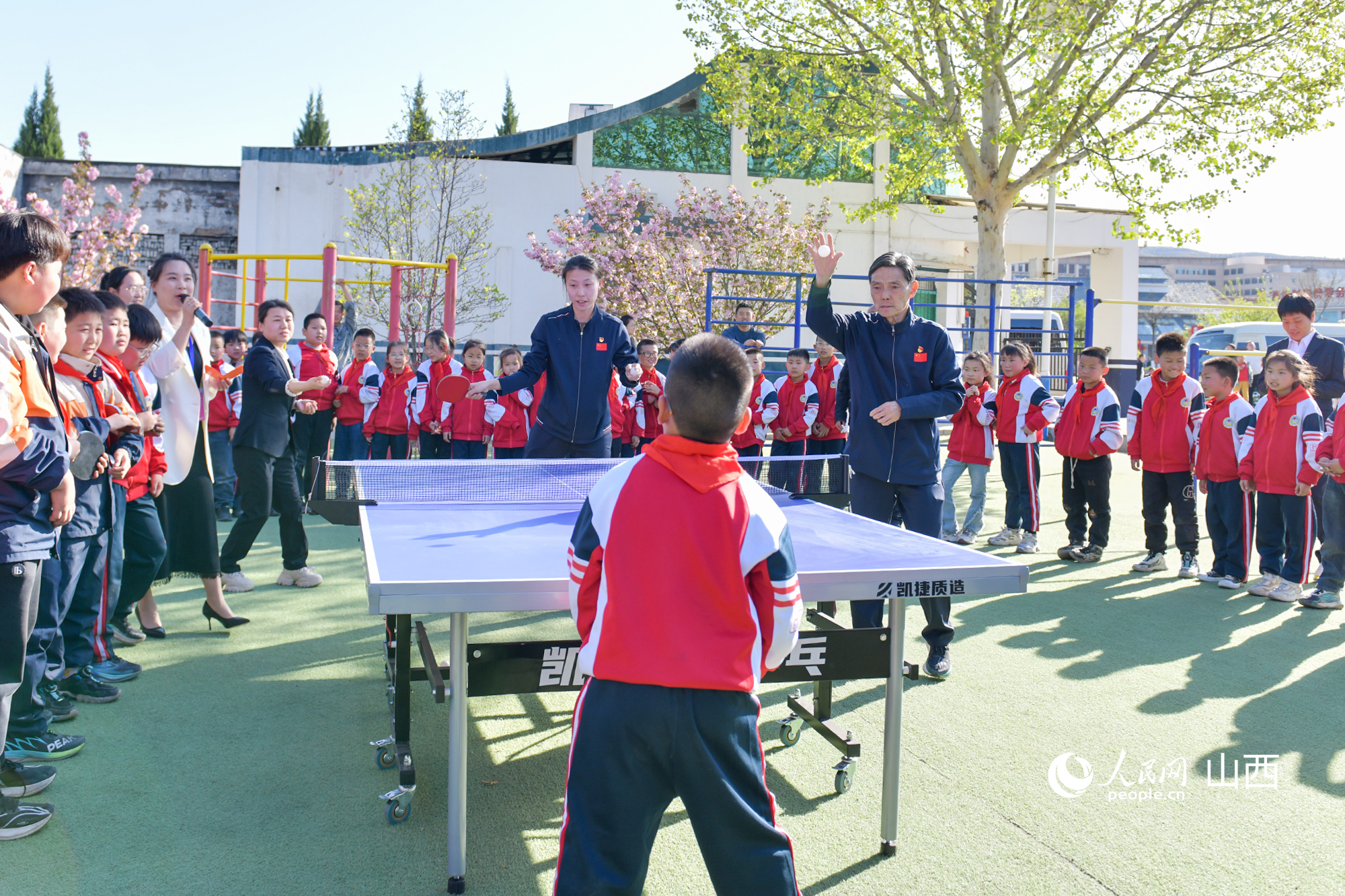 武楊和同學們“切磋”乒乓球。人民網記者 焦搏文攝