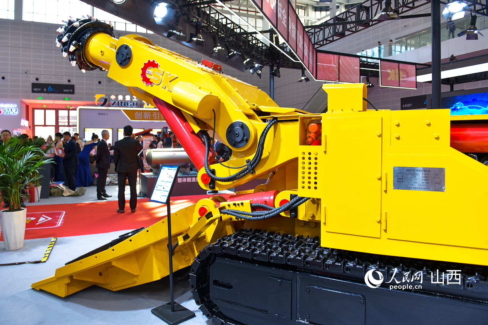 展館內，山東礦機集團展出的懸臂式掘進機。