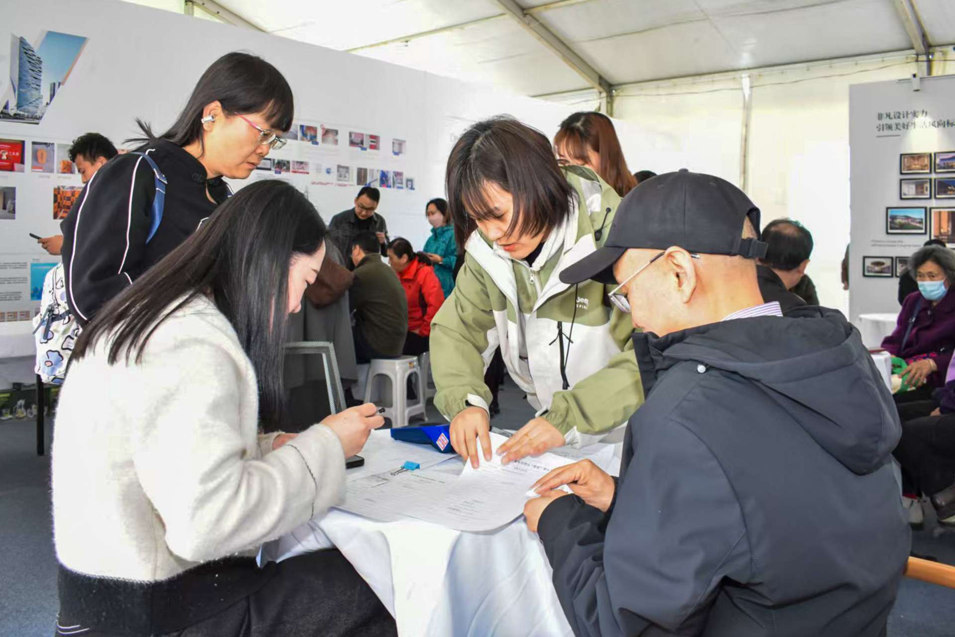 山西省晉城市第二屆家裝“煥新”購物節活動現場，消費者排隊結賬。王媛媛攝