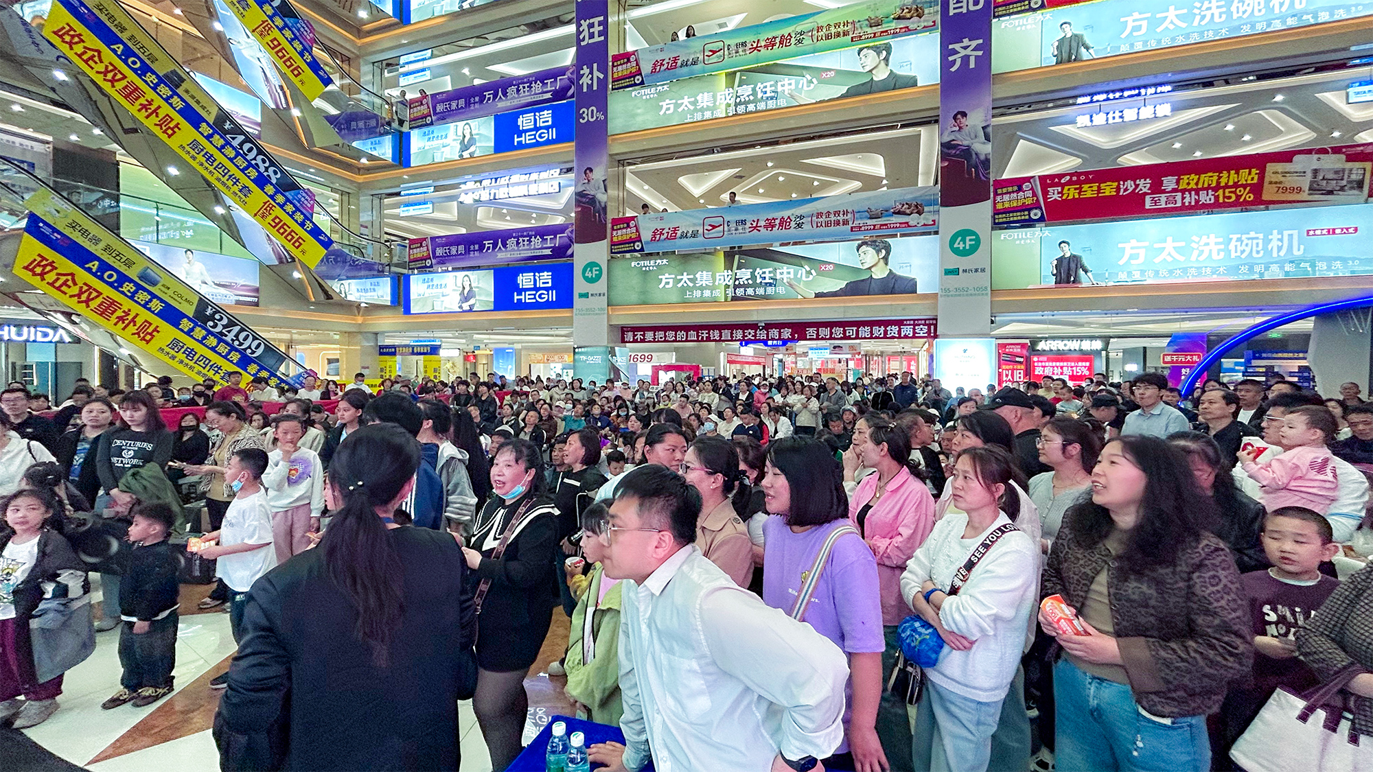 山西省長治市春季家裝煥新消費季居然店活動現場。楊偉攝