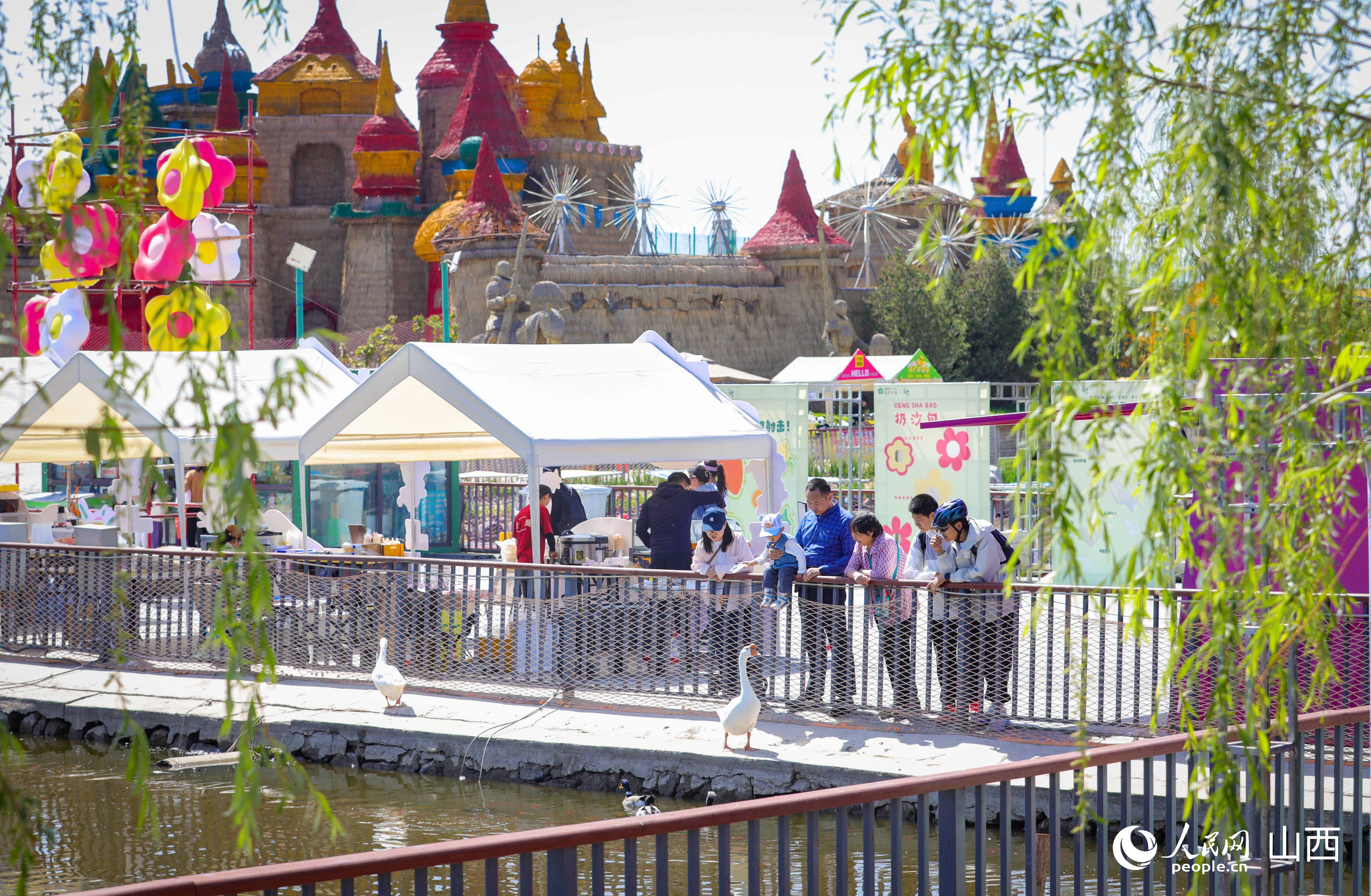 游客與園區動物近距離互動。