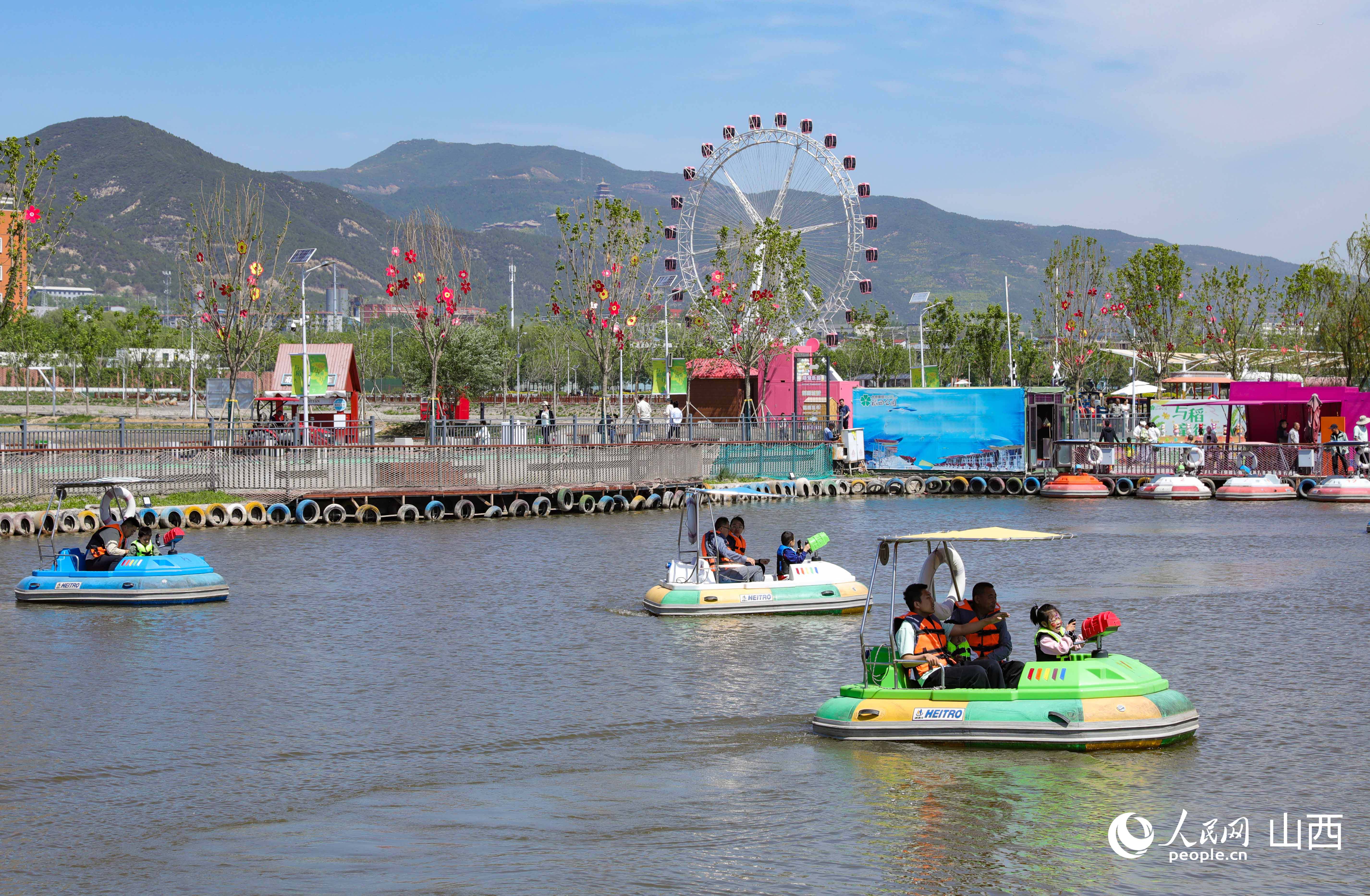 風和日麗，稻田公園美如畫。