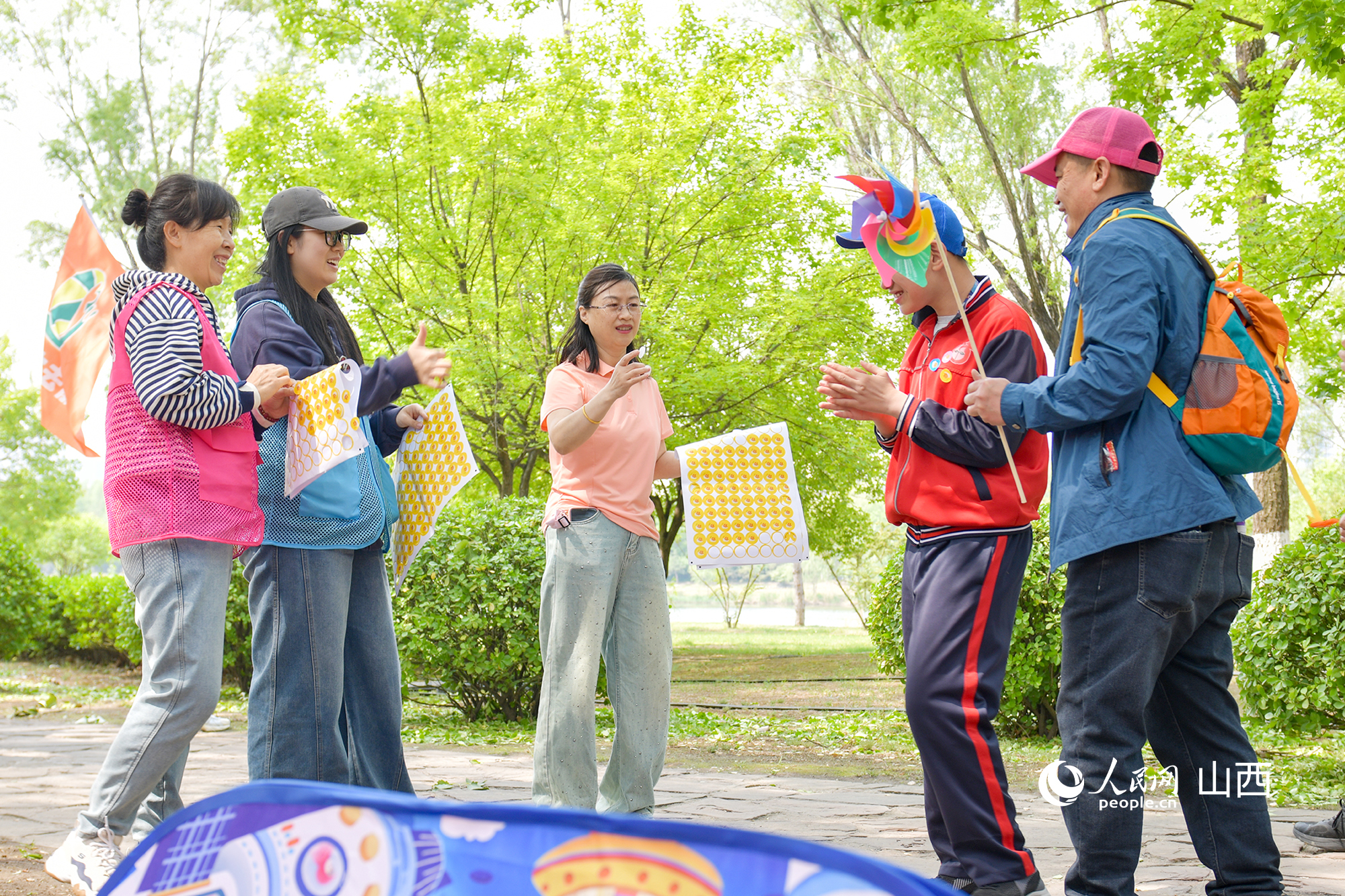 在志愿者和老師的引導下，孩子們進行投沙包互動。人民網記者 焦搏文攝