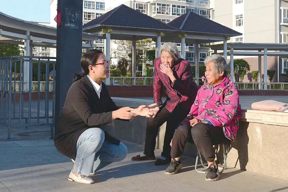 吳志花與社區群眾認真交流，耐心為他們排憂解難。 通訊員攝