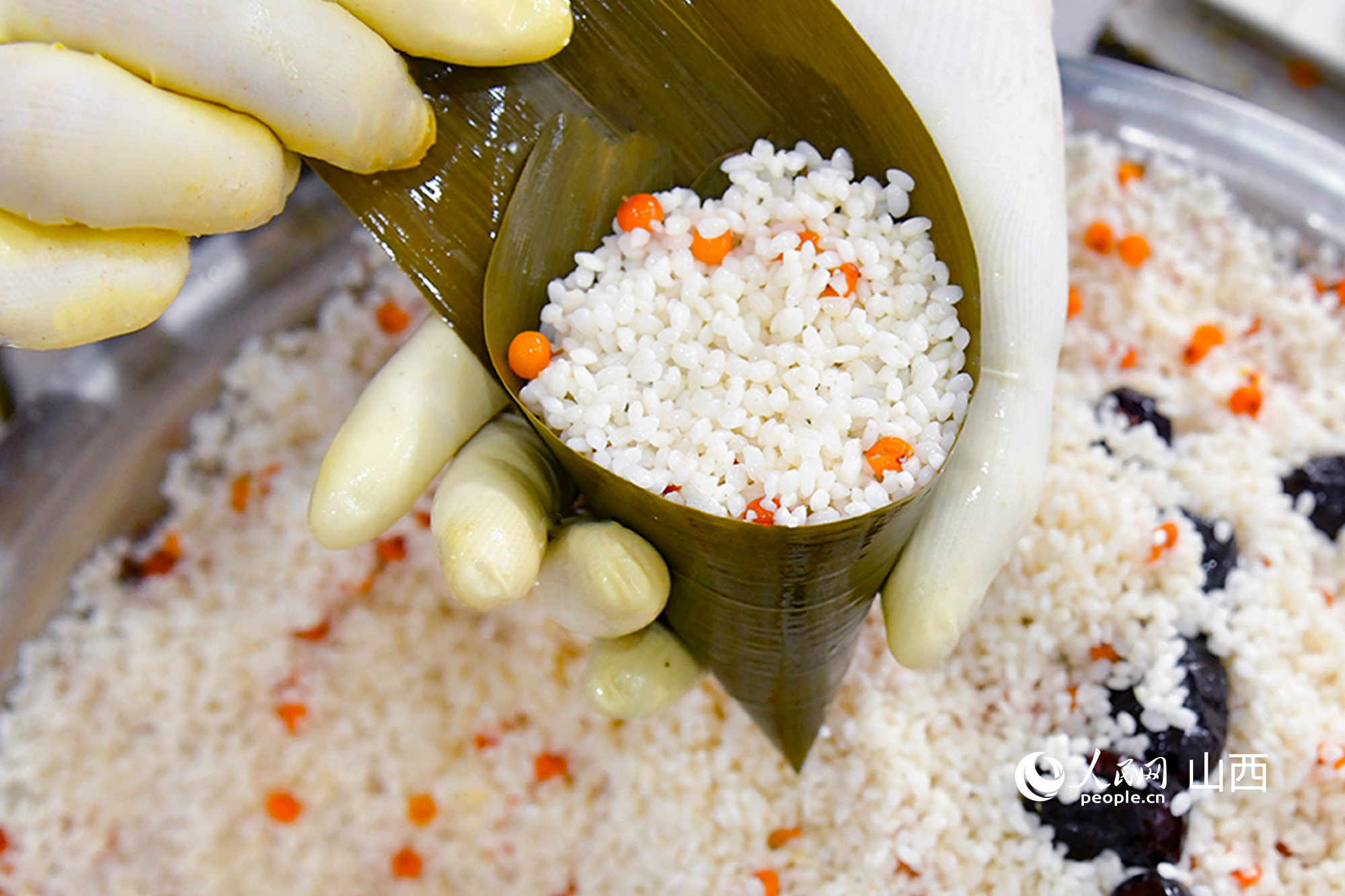 青塘粽子在江米內添加沙棘果，增加酸甜風味。