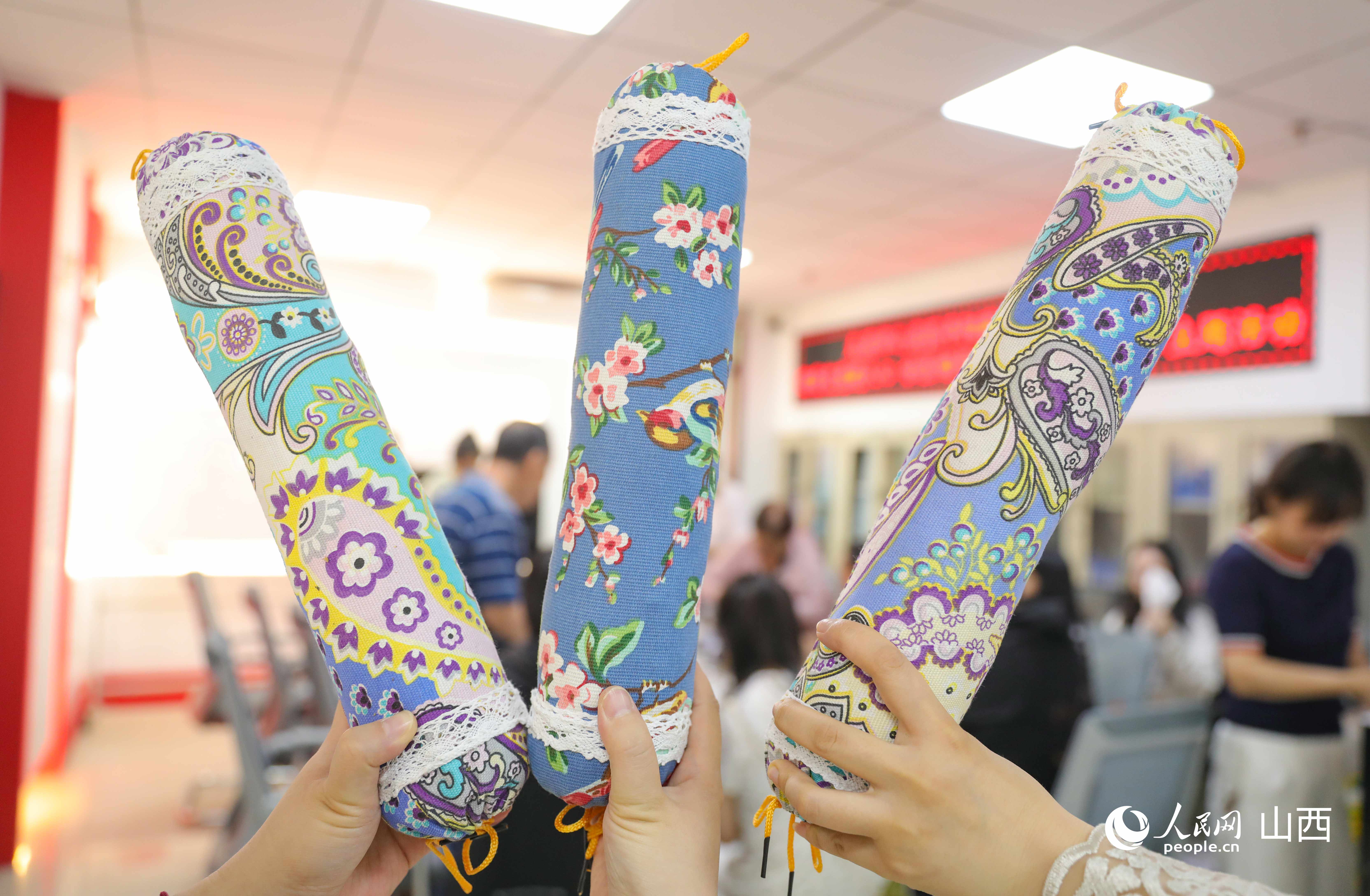 各種顏色的手作香枕。