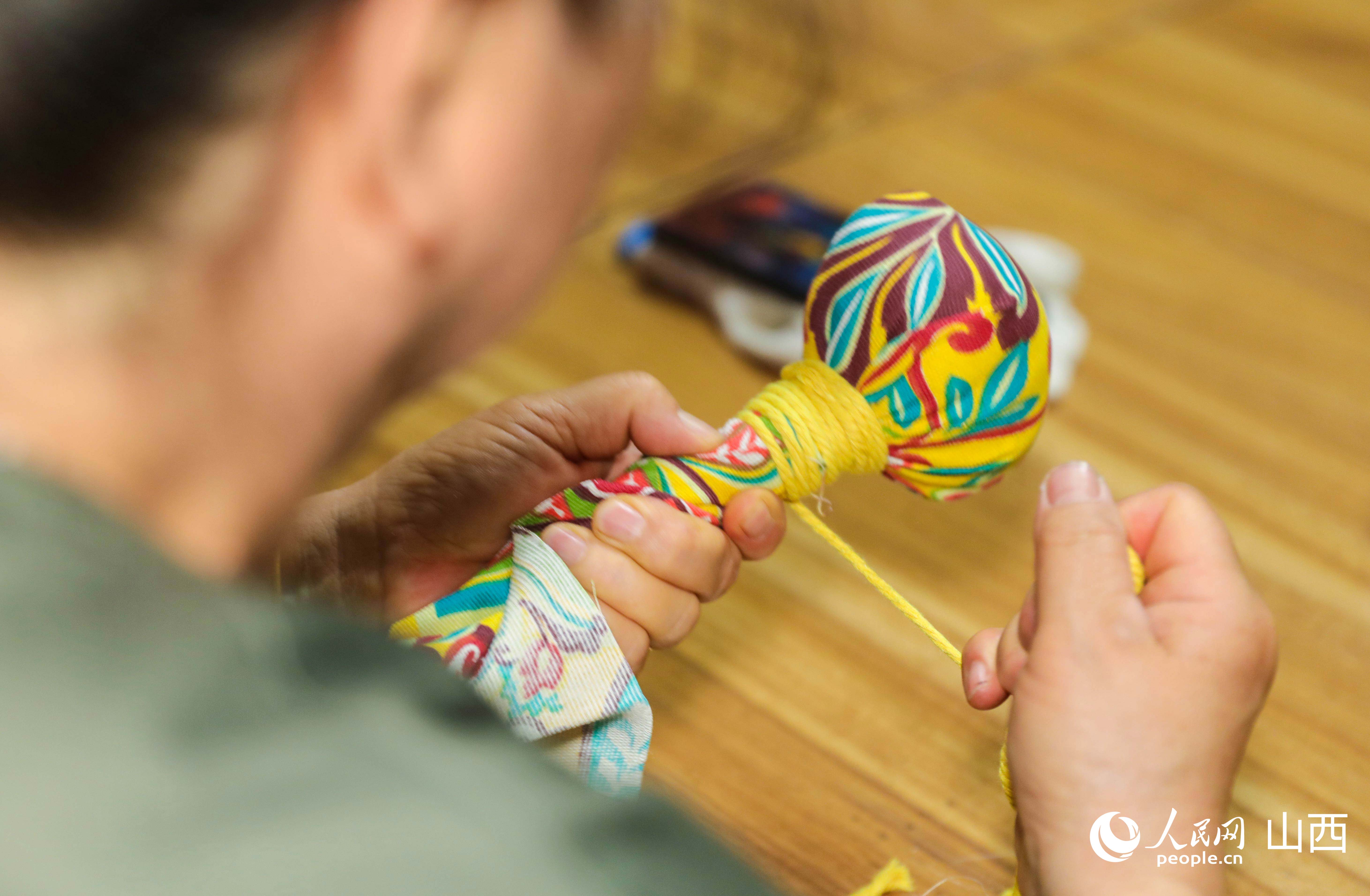 纏繞繩子固定好棉麻拍打棒。