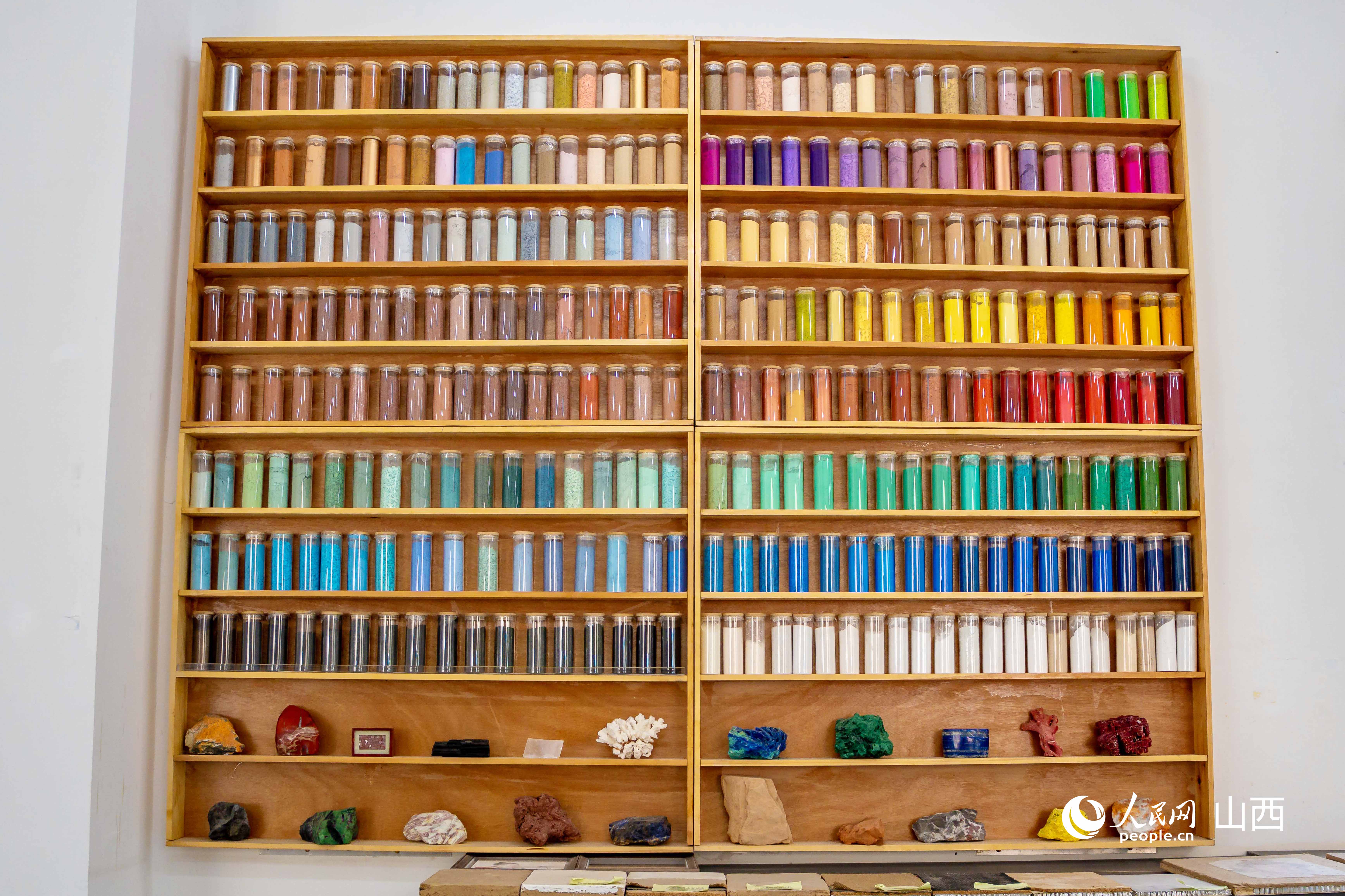 色彩豐富的礦物顏料。人民網 馬夢迪攝