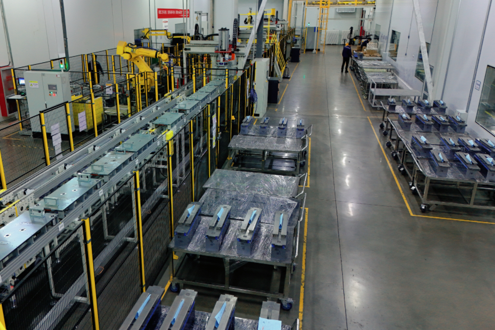 三一朔州硅片生產車間粘棒智能化生產線正在工作。受訪單位供圖