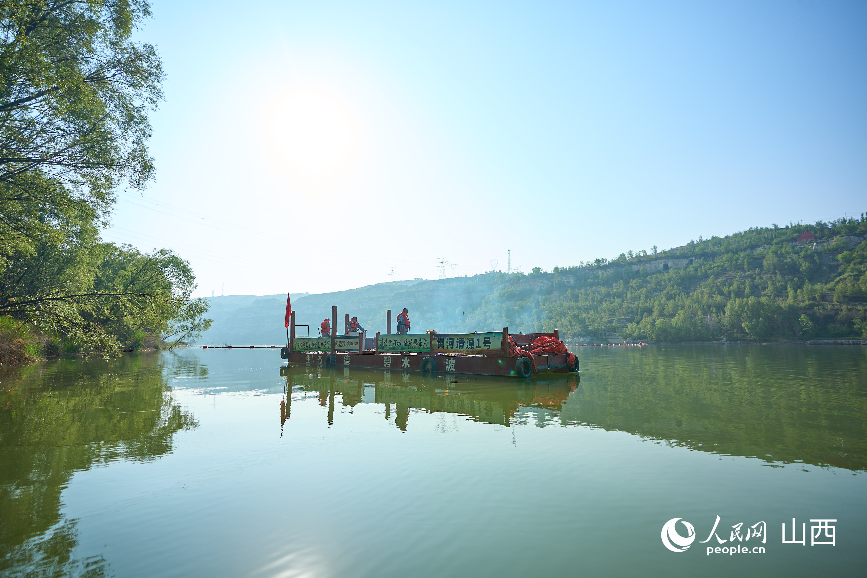 打撈作業，守護“綠色黃河”。