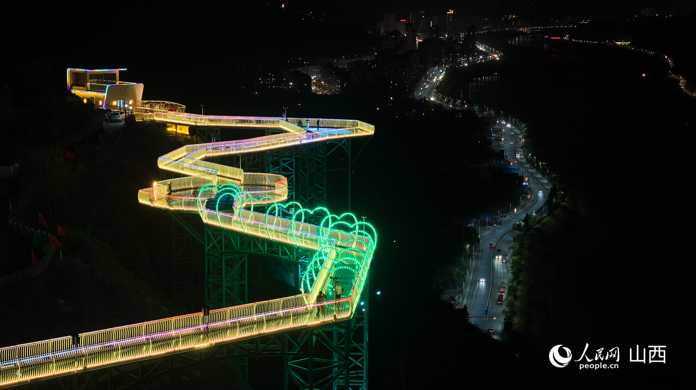 黃河岸邊，玻璃棧道項目建成運營。